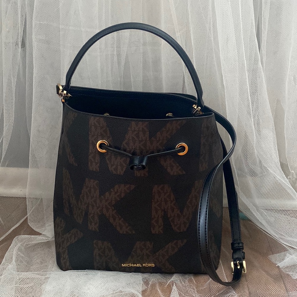 Very gently used Michael Kors purse bucket style